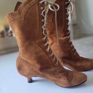 BEAUTIFUL LACE UP BROWN SWAYED BOOTS SIZE 6